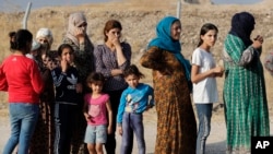 Sejumlah pengungsi asal Suriah mengantre untuk mendapatkan makanan dan bantuan lainnya di kamp pengungsi Bardarash, di sebelah utara Mosul, Irak, pada 17 Oktober 2019. (Foto: AP/Hussein Malla)