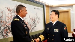 時任美國陸軍太平洋部隊司令的布魯克斯上將2015年會見中國軍隊副參謀長孫建國（路透社）