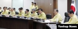 2017 을지연습이 시작된 21일 문재인 대통령이 청와대 국가위기관리센터 상황실에서 '을지 국가안전보장회의(NSC)'를 주재하고 있다. 왼쪽부터 주영훈 경호처장, 이상철 국가안보실 1차장, 서훈 국가정보원장, 송영무 국방부 장관, 강경화 외교부 장관, 이낙연 국무총리, 문 대통령, 정의용 국가안보실장. (청와대 제공)