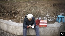 一位老婦北京購物後查看收據