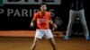 Novak Đoković slavi osvajanje drugog seta u duelu sa Huanom Martinom del Potrom u četvrtfinalu Mastersa u Rimu (Foto AP/Alessandra Tarantino) 