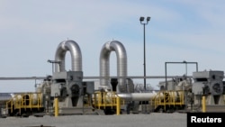 Salah satu pompa minyak jaringan pipa milik perusahaan TransCanada yang beroperasi di luar Steele City, Nebraska, 10 Maret 2014.