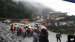 Para pekerja tambang tembaga Freeport Indonesia berkumpul di Mimika, Papua. (Foto: Dok)