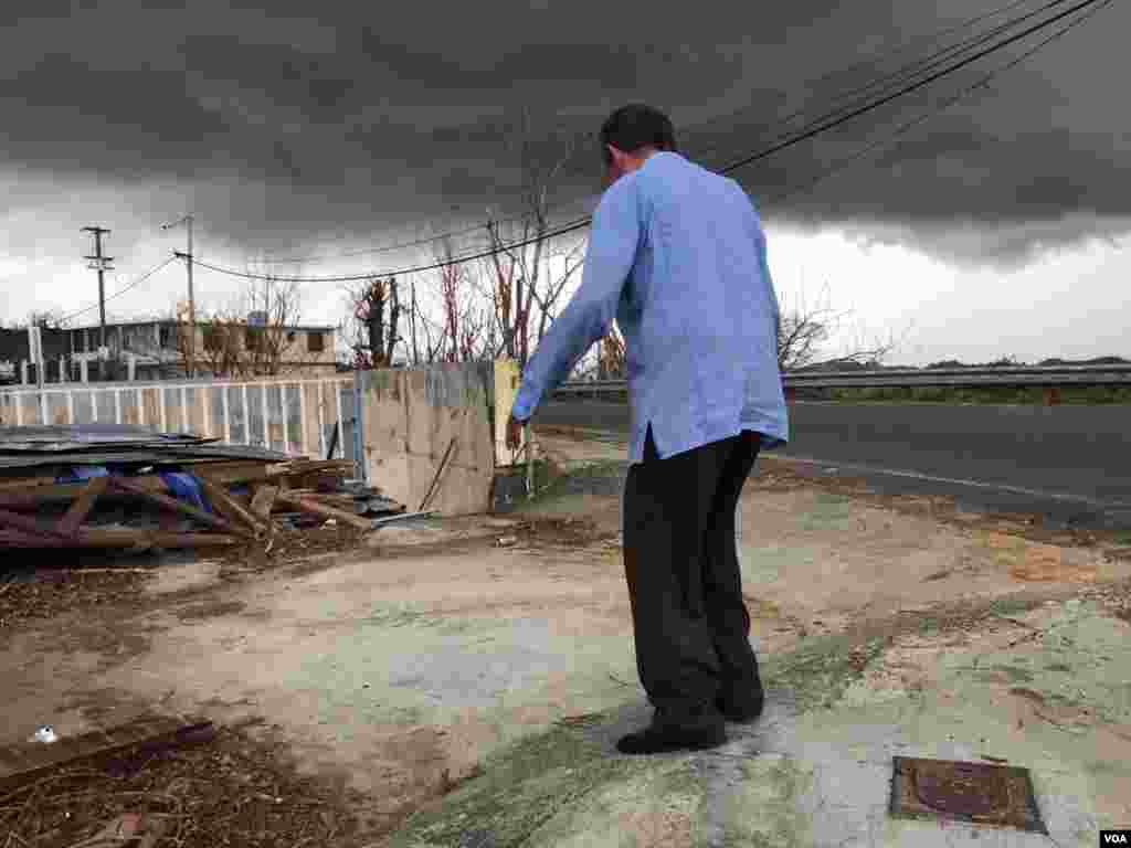 Man surveys damage from Hurricane Maria in San Juan, Puerto Rico, Oct. 3, 2017. (Photo: C. Mendoza / VOA)