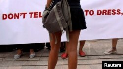 Seorang perempuan berbusana rok mini ikut berunjuk rasa memprotes tudingan bahwa perempuanlah yang harus disalahkan atas serangan seksual akibat berpakaian provokatif di Jakarta, 18 September 2011. (Foto: dok).