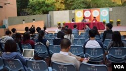 香港浸會大學學生會舉辦「浸大、學聯前路討論會」，有幾十名學生出席 （美國之音 湯惠芸攝）