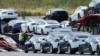 Arhiva - Automobili tesla natovareni na kamione u fabrici električnih automobila Tesla, u Fremontu, Kalifornija, 13. maja 2020.