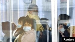 지난달 23일 평양의 버스 탑승객들이 신종 코로나바이러스 감염을 막기 위해 마스크를 착용하고 있다.