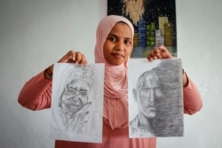 Seniman Somalia Sana Ashraf Sharif Muhsin, 21, mengerjakan salah satu lukisannya di rumahnya di ibu kota Mogadishu, Somalia, Jumat, 15 Oktober 2021. (Foto: AP/Farah Abdi Warsameh)