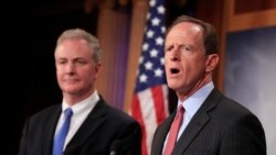 资料照：（右）共和党联邦参议员图米（Sen. Pat Toomey, R-PA）与（左）民主党联邦参议员范.荷伦（Sen. Chris Van Hollen, D-MD）