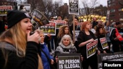 Para aktivis imigrasi dan penerima program DACA melakukan aksi unjuk rasa untuk memrotes kebijakan imigrasi Presiden AS Donald Trump. 