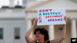 지난 2017년 미국 워싱턴 백악관 앞에서 불법체류 청년들의 추방 유예제도, 'DACA(Deferred Action for Childhood Arrivals)' 폐지에 반대하는 시위에서 여성이 '드리머의 꿈을 파괴하지말라'는 포스터를 들고 있다. (자료사진)
