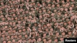 지난해 4월 북한 군인들이 현지지도를 나온 김정은 북한 국방위 제1위원장을 향해 박수를 치고 있다. (자료사진)