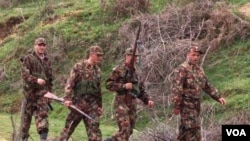 Tentara kemerdekaan Kosovo (KLA) yang berperang dengan Serbia pada akhir tahun 1990-an (foto: dok.). Para pejuang etnis Albandia di Kosovo dituduh menjual organ tubuh tentara Serbia tahun 1999.
