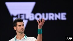 Petenis Serbia Novak Djokovic bereaksi setelah mendapatkan satu poin dari petenis Rusia Daniil Medvedev dalam pertandingan final tunggal putra pada hari keempat belas turnamen tenis Australia Terbuka di Melbourne. (Foto: AFP)