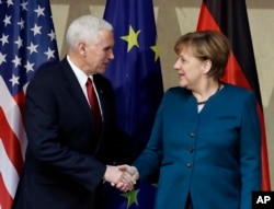 Poptredsednik SAD Majk Pens tokom bilateralnog sastanka sa nemačkom kancelarkom Angelom Merkel na marginama Minhenske bezbednosne konferencije u Minhenu, Nemačka, 18. februara 2017.