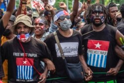 Aksi unjuk rasa mahasiswa Papua di markas polisi di Surabaya, 1 Desember 2021, bertepatan dengan hari jadi Gerakan Papua Merdeka (OPM). (Juni KRISWANTO / AFP)