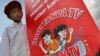 Seorang anak laki-laki memegang poster kampanye "Sehari Tanpa TV" di Jakarta, 20 Juli 2007. KPAI menggelar pertemuan dengan Komisi Penyiaran Indonesia guna membahas tayangan TV ramah anak, Rabu, 2 Juni 2021. (Foto: AFP/Arsip) 