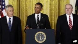 Barack Obama ao anunciar, segunda-feira, as nomeações de Chuck Hagel (esq.) para a Defesa e John Brennan (dir.) para a CIA