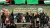 Otaj Izrayelyen Ohad Ben Ami, Eli Sharabi ak Or Levi ke Hamas kenbe nan Gaza depi 7 Oktob 2023 anvan militan yo remet yo bay Lakwawouj nan Gaza, 8 Fevriye 2025. 