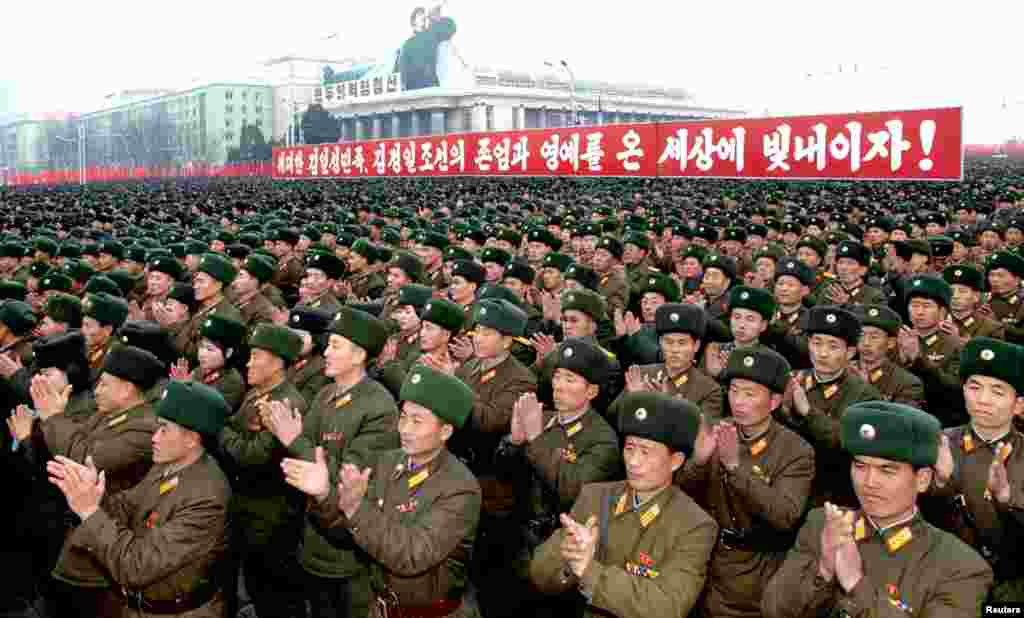 2012年12月14日,朝鲜人在平壤金日成广场庆祝银河三号火箭发射成功。
