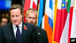 英国首相卡梅伦在布鲁塞尔出席了一次欧盟峰会后离开会场。（2014年10月24日）