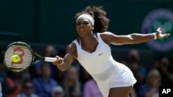 Serena Williams saat bertanding di final Wimbledon di London, 11 Juli 2015 (foto: dok).
