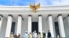 Presiden Joko Widodo mengunjungi lokasi pembangunan istana kepresidenan di Ibu Kota Nusantara di Kabupaten Penajam Paser Utara, Kalimantan Timur, 5 Juni 2024. (Foto: Vico/Biro Setpres via AP)