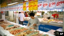 在北京一家超市選購雞肉的顧客。（2017年5月12日）
