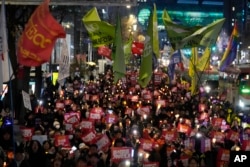 Para demonstran berpawai menuju kantor kepresidenan setelah acara mengheningkan cipta untuk memprotes Presiden Korea Yoon Suk Yeol di Seoul, Korea Selatan, 5 Desember 2024. (Foto: Ahn Young-joon/AP Photo)