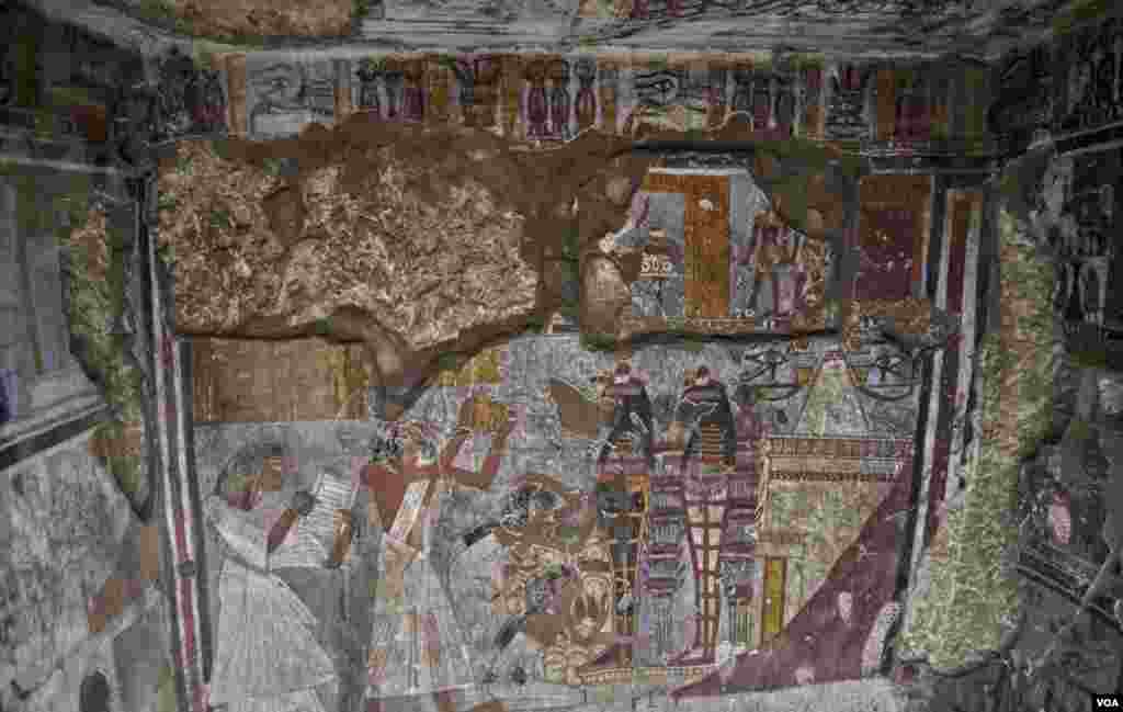 A mural inside the tomb depicts Raya, the fourth prophet of Amun and his wife, Mutemwia. (Photo: H. Elrasam)