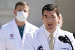Dr. Sean Conley memberi penjelasan kepada media, Minggu (4/10).