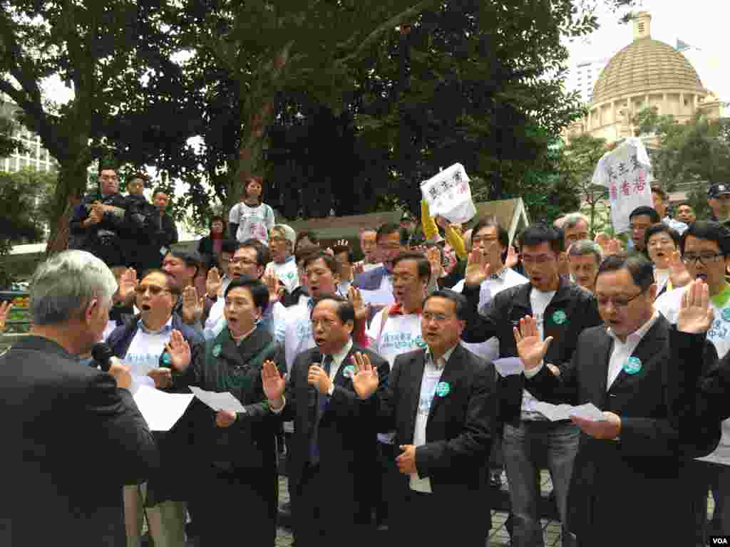 香港民主黨宣誓儀式遭狙擊 (美國之音湯惠芸攝)