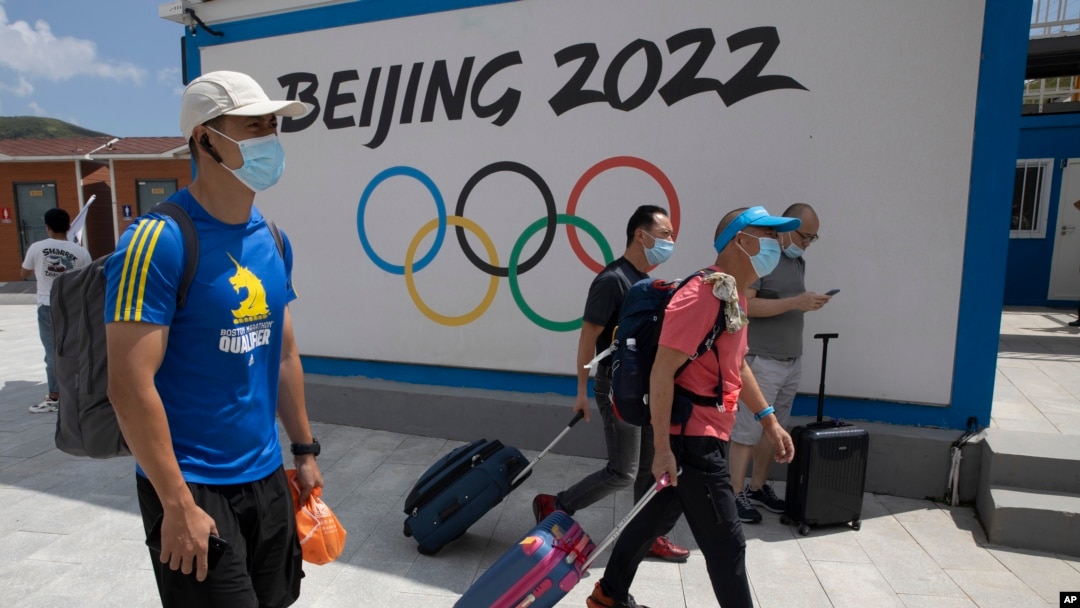 到河北省張家口崇禮的遊客走過北京2022冬季奧運會的廣告牌。（2020年8月13日）