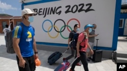 到河北省張家口崇禮的遊客走過北京2022冬季奧運會的廣告牌。（2020年8月13日）