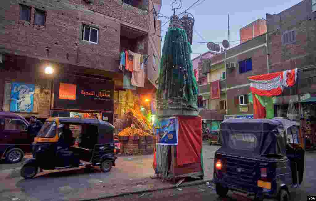 Residents of "Garbage City," a largely Coptic neighborhood of eastern Cairo, put up a Christmas tree made of materials including recycled plastic. (Hamada Elrasam/VOA)