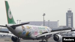 2016年3月14日，在台灣桃園國際機場，台灣長榮航空的一架空中巴士飛機上裝飾著凱蒂貓圖案。（路透社）