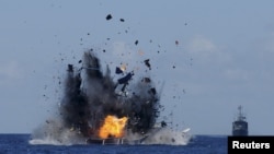 Kapal penangkap ikan ilegal yang diledakkan oleh militer di perairan dekat Bitung, Sulawesi Utara. (Foto: Dok)