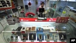 澳大利亞政府不久前以國家安全為由禁止中國的電訊業巨頭華為參加價值380億美元的國家寬帶網絡建設的競標。圖為北京商店裡銷售華為的網絡產品（資料照