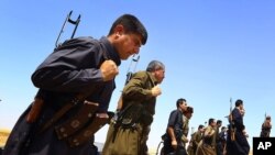 Tentara Kurdi Peshmerga berjaga-jaga di pinggiran kota Mosul, Irak (foto: dok).