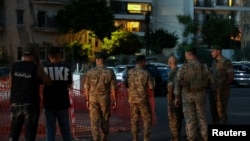 2024 年9 月18 日，黎巴嫩軍隊成員準備在黎巴嫩貝魯特美國大學醫學中心外對講機設備進行控制爆炸。 (路透社）