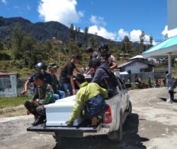 Ilustrasi. Proses evakuasi salah satu korban penembakan di Kabupaten Intan Jaya, Papua, Sabtu, 26 Oktober 2019. (Foto: Kapendam XVII/Cenderawasih)