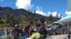 Proses evakuasi salah satu korban penembakan di Kabupaten Intan Jaya, Papua, Sabtu, 26 Oktober 2019. (Foto: Kapendam XVII/Cenderawasih) 