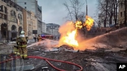 Petugas pemadam kebakaran bekerja di lokasi setelah serangan rudal Rusia di Kyiv, Ukraina, Jumat, 20 Desember 2024. (Administrasi militer kota Kyiv via AP)