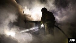 在俄罗斯空袭尼古拉耶夫后，乌克兰救援人员在现场进行救援。（2024年11月11日）