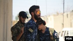 Unit-unit pasukan koalisi pimpinan AS membantu pejuang Kurdi dan Arab mengambil alih Raqqa, yang pernah diklaim sebagai ibu kota de facto ISIS, 20 Agustus 2017. (H.Murdock/VOA) 