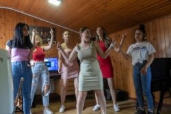 Zlata Ristic (27, tengah), Elma Dalipi (14, kiri), Silvia Sinani (24, 2 kiri), Dijana Ferhatovic (18, nomor 3 dari kiri), Zivka Ferhatovic (20, nomor 2 dari kanan), dan Selma Dalipi (14), anggota band Pretty Loud , berlatih di studio musik di Beograd, Serbia. (AP)