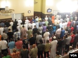 Salah tarawih pertama di Dar Al-Hijrah Islamic Center di Falls Church, Virginia. (VOA/J.Taboh)
