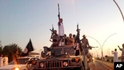 Laskar ISIS berparade di jalan utama kota Mosul, Irak. (Foto: dok.)