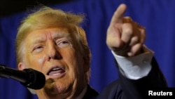 Mantan Presiden AS Donald Trump menghadiri kampanye di Manchester, New Hampshire, pada 27 April 2023. (Foto: Reuters/Brian Snyder)